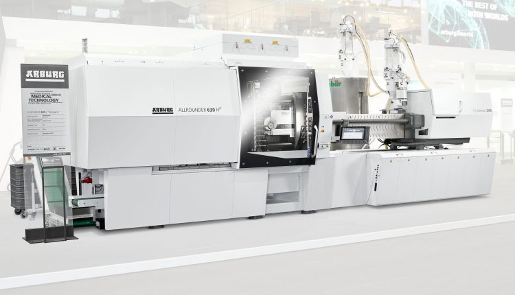 At K 2022, a hybrid Allrounder 630 H in clean-room design communicates with the mould, hot runner controller, material dryer and automation via the Gestica control system and OPC UA.