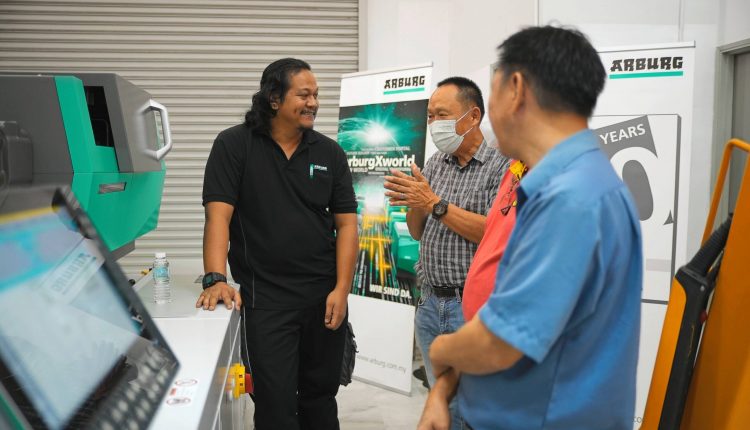 30 years Arburg Malaysia: The programme of the Open House event featured a demonstration of the Gestica control system.