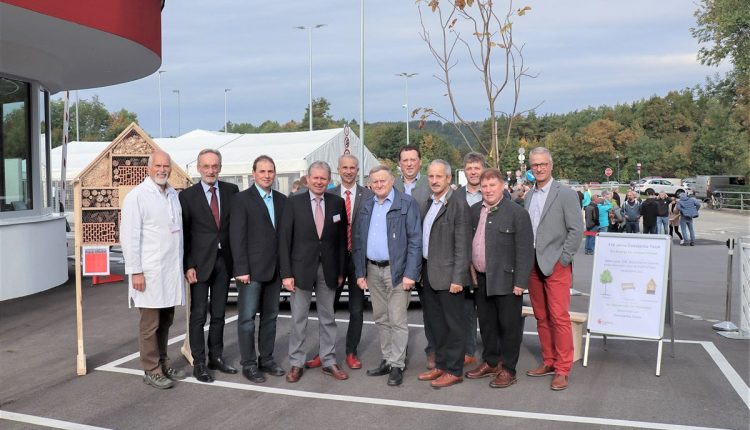 Dr. Gerald Hummer, Managing Director of Constantia Teich, with the mayors of the Pielachtal valley and District Commissioner Mag. Josef Kronister
