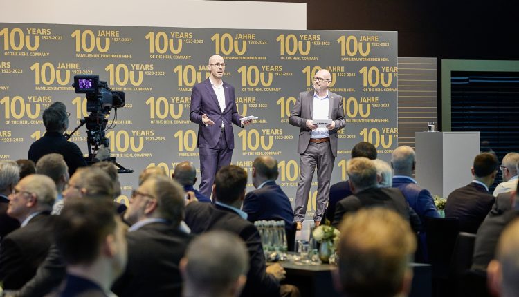 Managing Director Technology Guido Frohnhaus (r.) opened the Partner Summit in an entertaining dialogue with moderator Kai Spitzl, emphasising the huge importance of long-standing partnerships to Arburg.