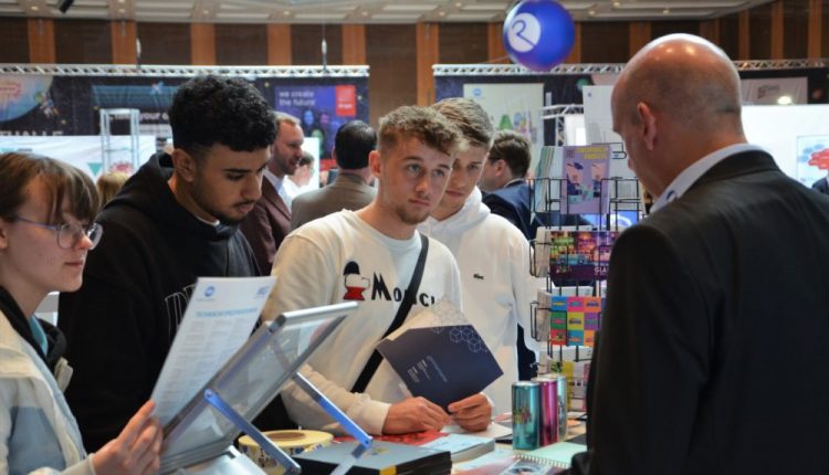 Print & Digital Convention Stays Charted for Success