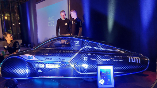 Covestro expert Fabian Grote (left) and TUfast team leader Gleb Lialine at the "muc023" roll-out event on April 27.