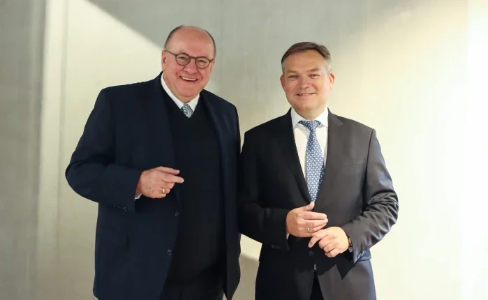 CEO Felix Kleinert hands over scepter to successor Andreas Denker.