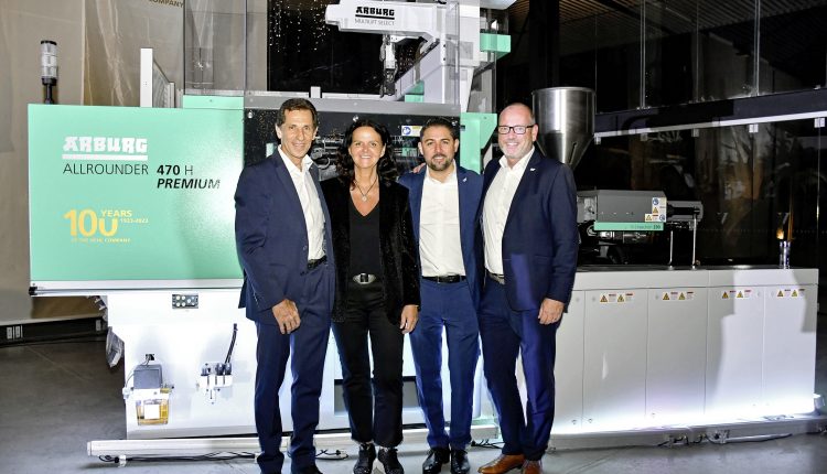 Celebrating "100 years of the Hehl family company" together in Querétaro: Managing Partner Juliane Hehl and Technical Director Guido Frohnhaus (right) from the parent company with Managing Director Guillermo Fasterling (left) and Sales Manager Edgar Calderón from Arburg Mexico.